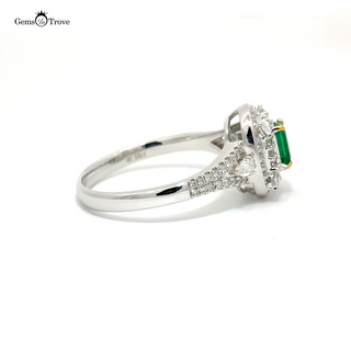 Stunning 18K white gold ring adorned with a rich green emerald and dazzling diamonds, ideal for vintage-inspired engagements.