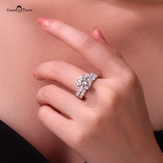 Round Cut Moissanite Engagement Ring