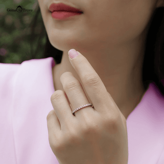 Radiant Moissanite Eternity Anello