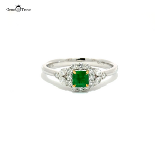Beautiful emerald ring in 18K gold, featuring a rich green octagonal stone and diamond accents, perfect for a timeless engagement.