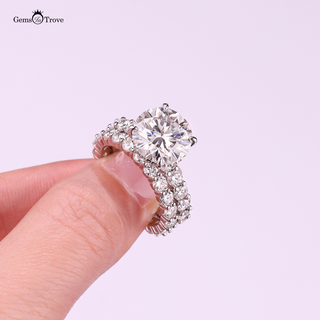 Round Cut Moissanite Engagement Ring